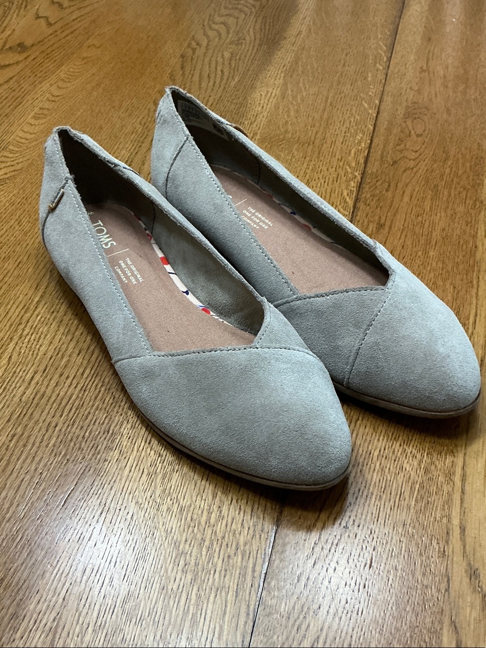 Woman’s Toms tan suede almond toe flat. Size 9. New! Padded inner sole. Cute!